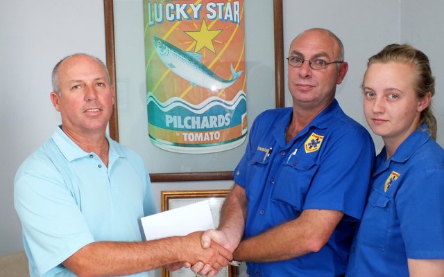 Links oorhandig André Coetzee ‘n tjek vir die herstel van die ambulans aan Cassie Carstens en Chantell Buys  van Overstrand Medical Response